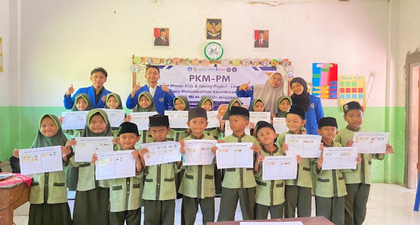 Bangun Kesadaran Finansial Sejak Dini, Mahasiswa Unmuh Jember Edukasi Siswa MI Al-Hamidi