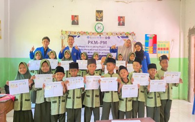 Bangun Kesadaran Finansial Sejak Dini, Mahasiswa Unmuh Jember Edukasi Siswa MI Al-Hamidi